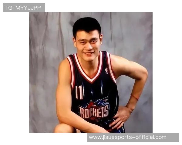 姚明身穿红白战袍展现风采引领篮球新潮流