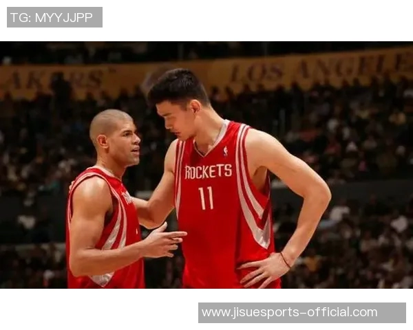 巴蒂尔与姚明的对决：NBA赛场上的传奇碰撞与友谊的升华