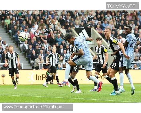 国王杯激战波尔图大胜曼联乌龙球引发全场狂欢与转会热议